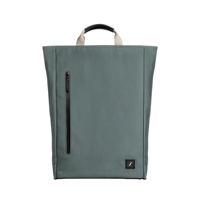 NativeUnion Backpack เป็นกระเป๋าสะพายหลังรูปทรงทันสมัย ทำมาจากโพลีเอสเตอร์รีไซเคิล 100% (rPET) ที่ทำจากขวดพลาสติก และ การตกแต่งอย่างประณีตแหล่งที่มาจากพืช