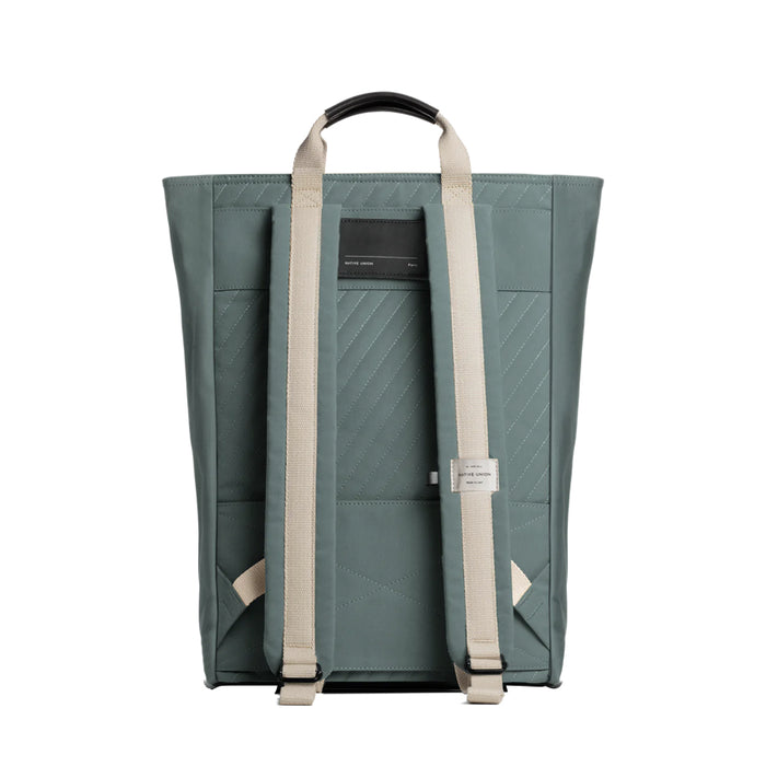 NativeUnion Backpack เป็นกระเป๋าสะพายหลังรูปทรงทันสมัย ทำมาจากโพลีเอสเตอร์รีไซเคิล 100% (rPET) ที่ทำจากขวดพลาสติก และ การตกแต่งอย่างประณีตแหล่งที่มาจากพืช