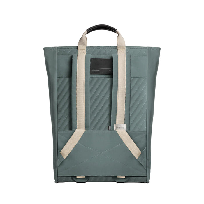 NativeUnion Backpack เป็นกระเป๋าสะพายหลังรูปทรงทันสมัย ทำมาจากโพลีเอสเตอร์รีไซเคิล 100% (rPET) ที่ทำจากขวดพลาสติก และ การตกแต่งอย่างประณีตแหล่งที่มาจากพืช