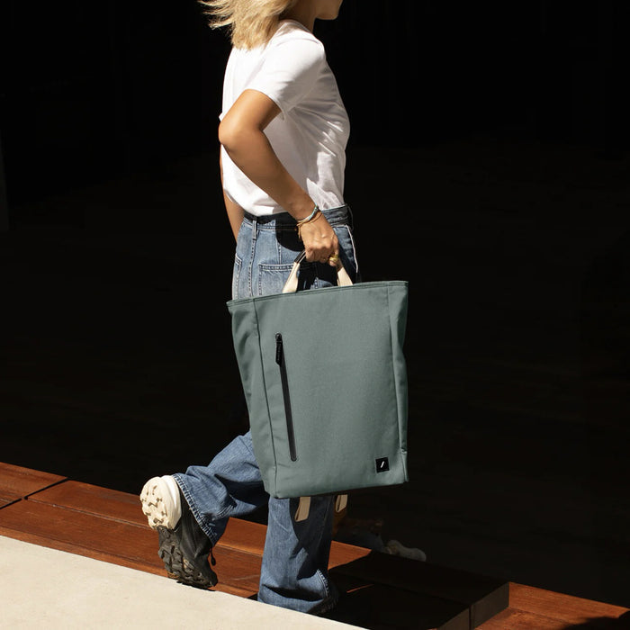 NativeUnion Backpack เป็นกระเป๋าสะพายหลังรูปทรงทันสมัย ทำมาจากโพลีเอสเตอร์รีไซเคิล 100% (rPET) ที่ทำจากขวดพลาสติก และ การตกแต่งอย่างประณีตแหล่งที่มาจากพืช