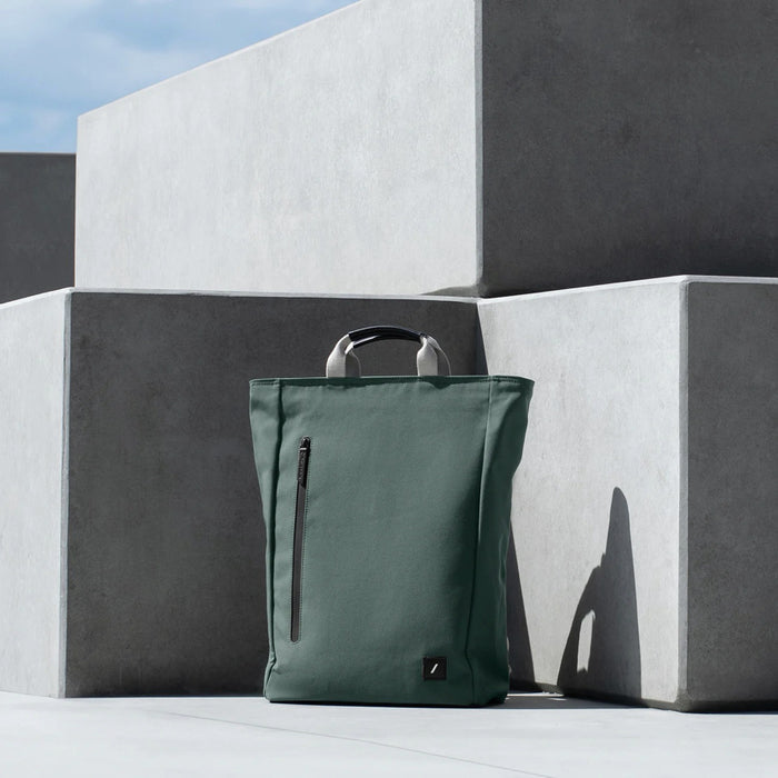 NativeUnion Backpack เป็นกระเป๋าสะพายหลังรูปทรงทันสมัย ทำมาจากโพลีเอสเตอร์รีไซเคิล 100% (rPET) ที่ทำจากขวดพลาสติก และ การตกแต่งอย่างประณีตแหล่งที่มาจากพืช