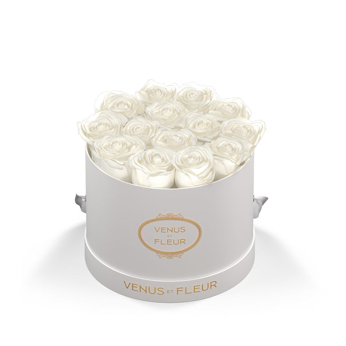 Round white box of white roses with the text 'VENUS ET FLEUR' on the box